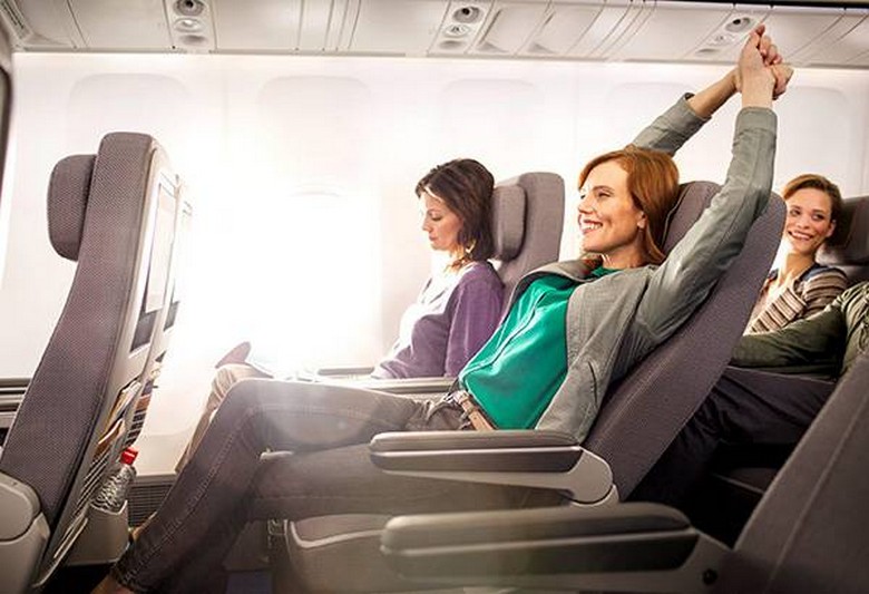 Hành khách vận động nhẹ trong khoang máy bay để giảm mệt mỏi