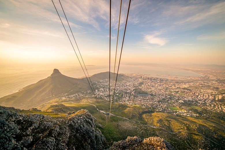 Gió cuốn bụi trên đường phố Cape Town vào mùa hè