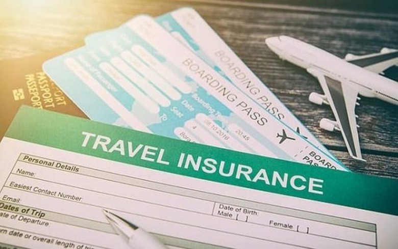 Giấy chứng nhận bảo hiểm du lịch quốc tế cùng hộ chiếu và vé máy bay