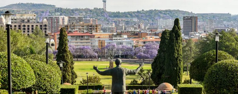 Union Buildings Pretoria với tượng Nelson Mandela và hoa phượng tím jacaranda