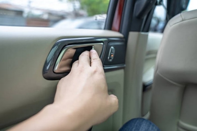Khách khóa cửa xe cẩn thận khi di chuyển trong thành phố