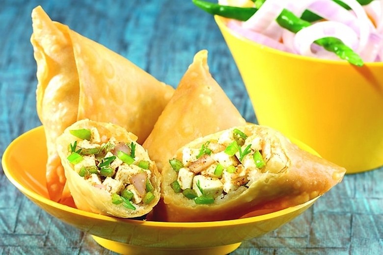  Samosa chiên giòn bày bán trên đường phố Nam PhI