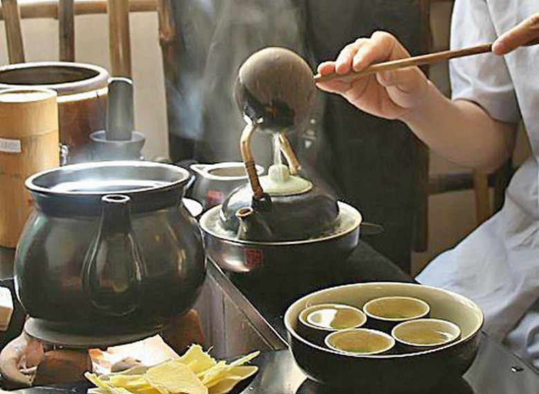 Tách trà nóng được mang tới phòng trước giờ safari sáng sớm