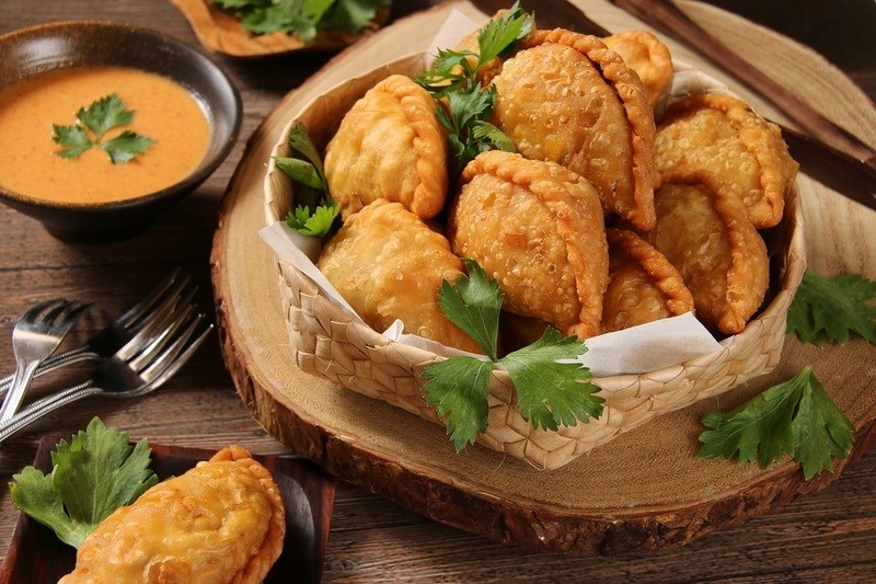 Bánh samosa và koeksister, món ăn đặc trưng của cộng đồng Cape Malay