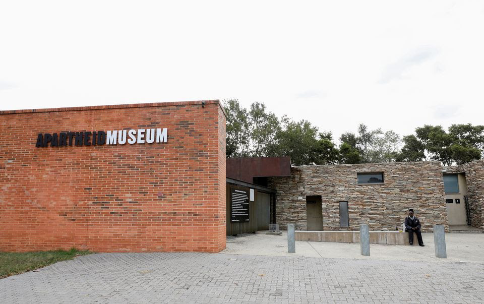 Mặt tiền kiến trúc bê tông của Bảo tàng Apartheid tại Johannesburg