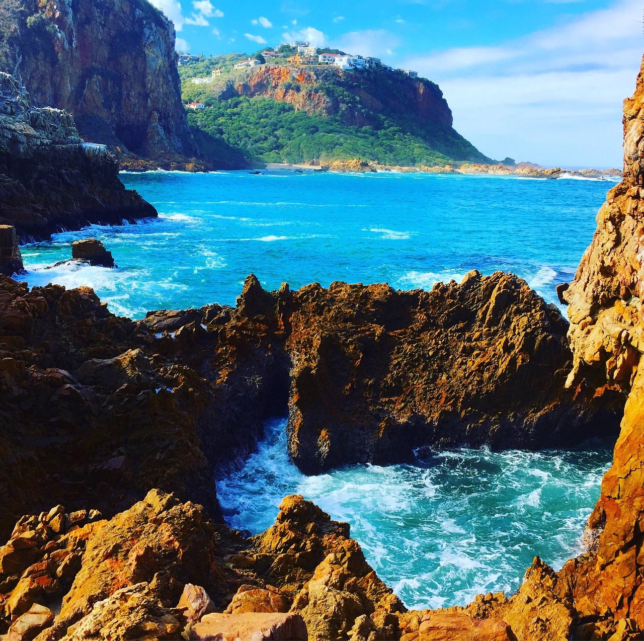 Hai mỏm đá Knysna Heads chắn cửa đầm phá Knysna Lagoon