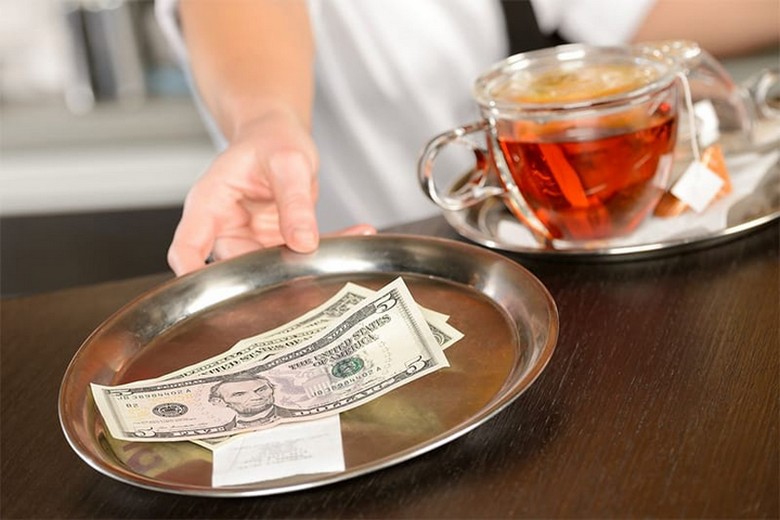  Khách để lại tiền tip sau bữa ăn tại nhà hàng Nam Phi
