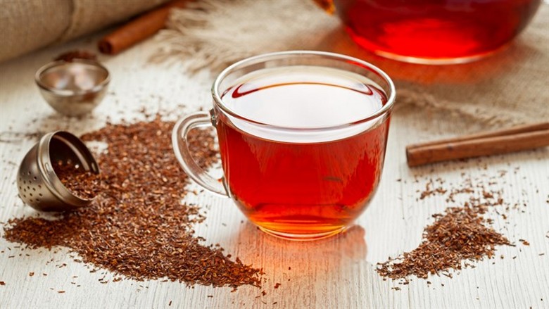 Trà rooibos được pha và rót ra tách