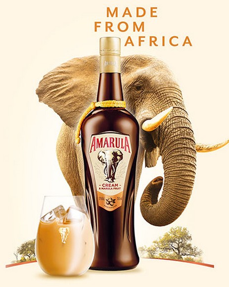 Chai rượu Amarula với hình voi đặc trưng cùng ly rượu vang đỏ