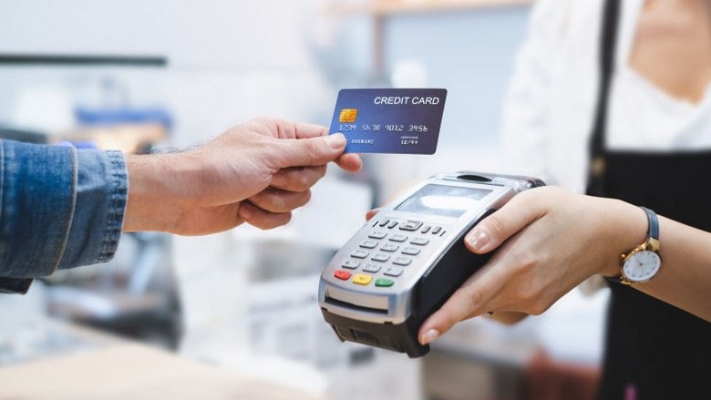 Thanh toán bằng thẻ tại một nhà hàng ở Cape Town