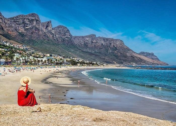  Khách du lịch tắm nắng và lội nước tại bãi biển Camps Bay
