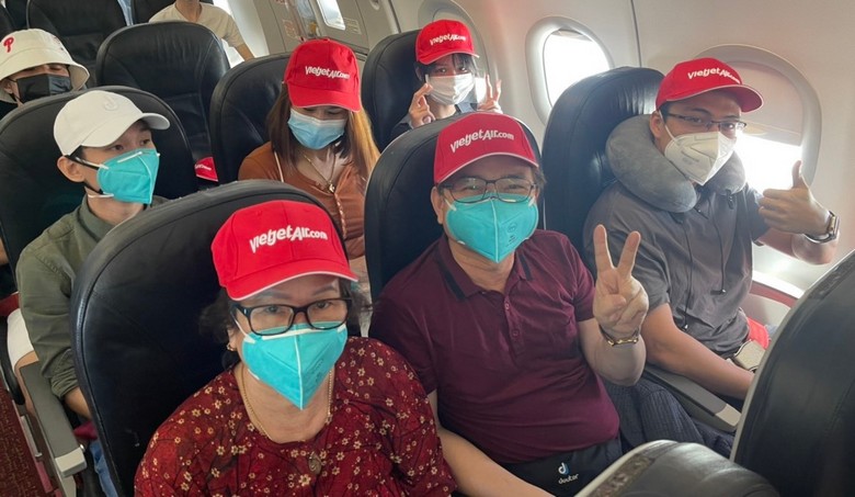 Người lớn tuổi ngồi ghế lối đi trên chuyến bay đường dài