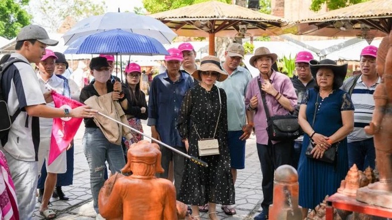 Đoàn khách tham quan trọn thời gian tại một điểm du lịch thay vì cửa hàng mua sắm