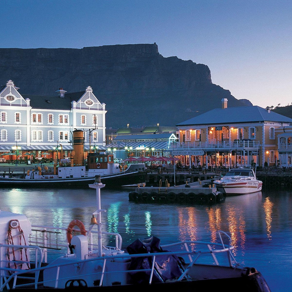  Bến cảng V&A Waterfront về đêm với ánh đèn phản chiếu trên mặt nước