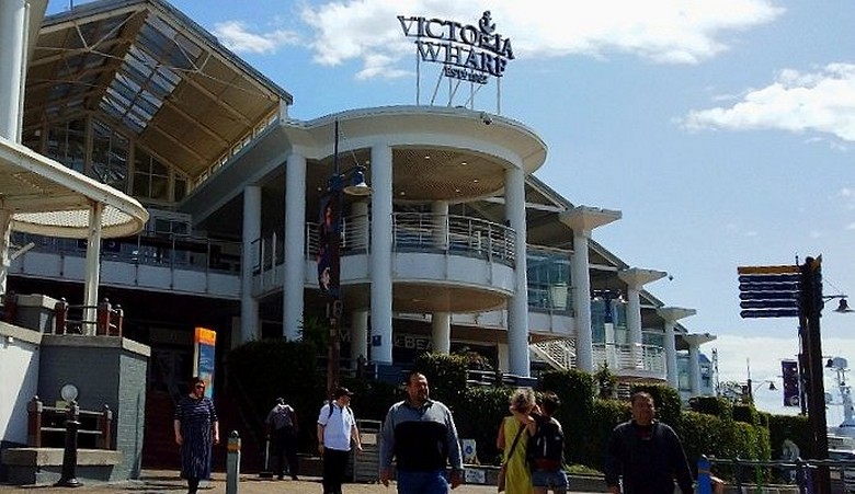 Khu mua sắm Victoria Wharf với các cửa hàng quốc tế